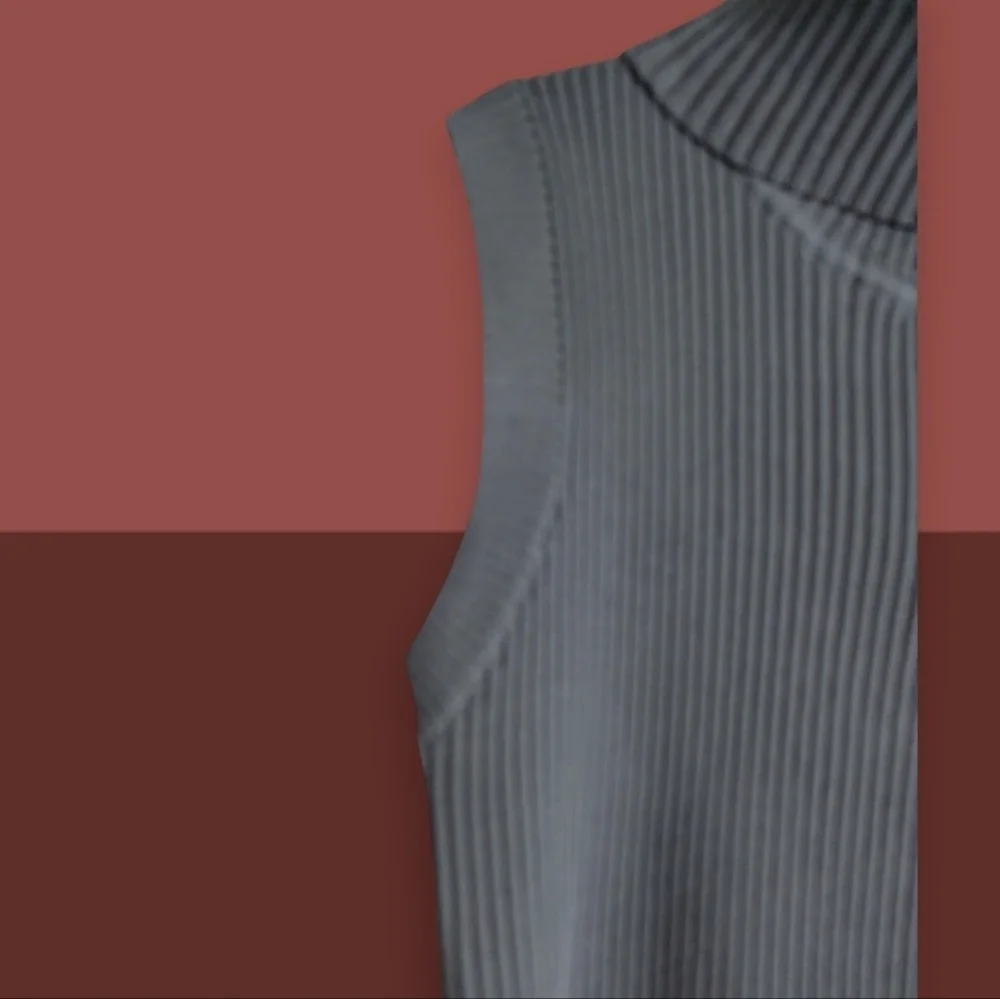 🤩NWT Cider Ribbed Sleeveless Turtleneck Asymmetrical Crop Top | Gray Size Large